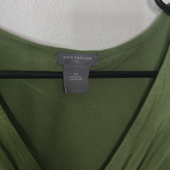 Ann Taylor Olive Green Ruched V-Neck 3/4 Sleeve Stretch Workwear Casual Top XS - Picture 3 of 4